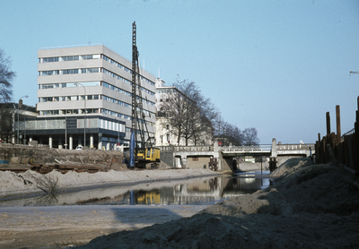 801567 Gezicht op de Stadsbuitengracht te Utrecht, ter hoogte van de Willemsbrug (rechts), tijdens de demping. Links op ...